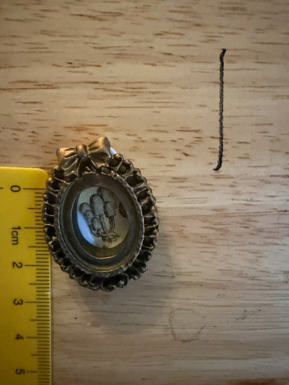 Antique-Style Gold Bow Mushroom Cameo Frame - Gold Tone